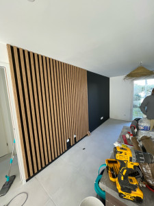 Photo de galerie - Mur décoratif: peinture noir mat avec tasseaux en bois