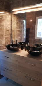 Photo de galerie - Création d'une salle d'eau comprenant la pose des cloisons et de la porte, carrelage au sol, pose de la faïence, pose du meuble et vasques, réalisation de la plomberie, pose d'un receveur, réalisation électricité, pose sèche serviette.