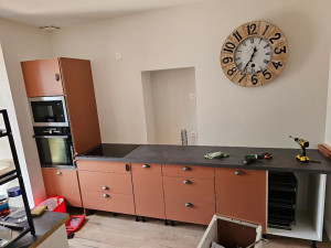 Photo de galerie - Montage meubles cuisine avec pose plan de travail et encastration de plaque de cuisine et évier 