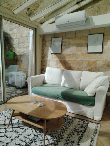 Photo de galerie - Salon entièrement nettoyé et préparé pour l'arrivée de locataire Airbnb. 