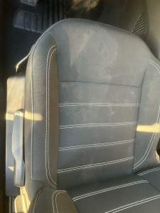 Photo de galerie - Avant ➡️ un siège très encrassé complètement ravivé ?