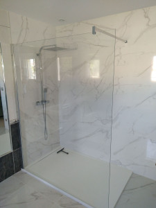 Photo de galerie - Rénovation salle de bains imitation marbre