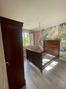 Photo de galerie - Réfection complète (plafond, sol, murs, boiseries) d’une chambre avec un panoramique en tête de lit.