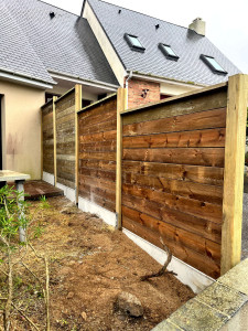 Photo de galerie - Remaniement d'une clôture avec changement des poteaux et dalles béton.