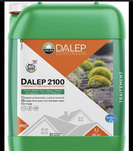 Photo de galerie - Nettoyage de toiture avec ce produit professionnel très efficace qui élimine tout support avec un bon résultat