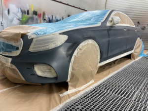 Photo de galerie - Préparation peinture latérale gauche sur cette Mercedes
