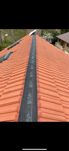 Photo de galerie - Pose d’un clausoir ventilé pour assurer la bonne ventilation de la charpente