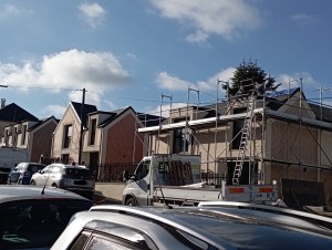 Photo de galerie - Réalisation de couverture en ardoise sur plusieurs lot de pavillon dans le 92.