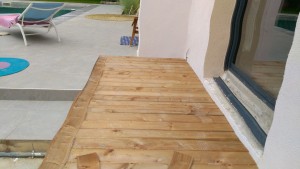 Photo de galerie - Pose planches en bois pour une terrasse
