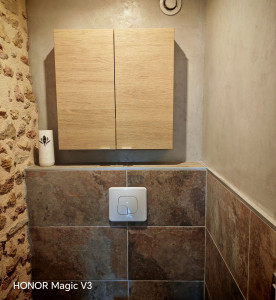 Photo de galerie - Pose de carrelage avec baguette de finition et montage d' un meuble en kit dans un wc 