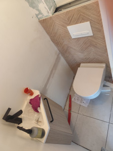 Photo de galerie - Changement de toilette normal par un batti support, toilette suspendu + habillage et pose d'un meuble lave main 