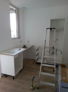 Photo de galerie - Montage de meuble en cours.