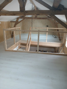 Photo de galerie - Reprise du niveau du sol, pose de parquet flottant et fabrication et pose d'un garde corps avec câble tendu