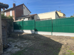Photo de galerie - Pose de clôture rigide avec plaques de soubassement 