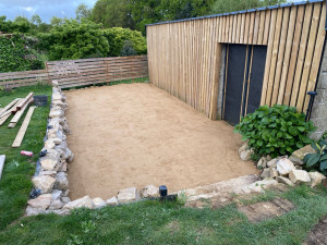 Photo de galerie - Création d’une piste de pétanque avec préparation du support, fondations, nivellement et compactage.