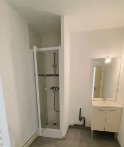 Photo de galerie - C’est une salle de bain déjà vidé
