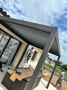 Photo de galerie - Pergola bioclimatique. 