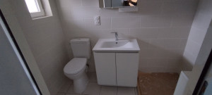 Photo de galerie - Pose de faïence et installation d'un WC et d'un meuble vasque.