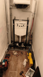 Photo de galerie - Pose du bâti-support ;

fixation du WC suspendu ;
raccordement eau + évacuation