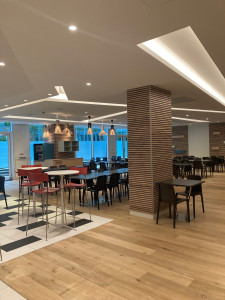 Photo de galerie - Aménagement d'une cafétéria professionnelle.