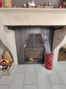 Photo de galerie - Pose d'une devanture d'insert de cheminée sur mesure.