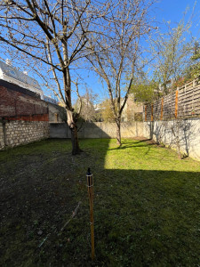 Photo de galerie - Remise au propre, éclaircissement, harmonisation  d'un jardin en friche et préparation du sol pour la reprise du gazon avec scarification de la terre, mise en place de terreau organique et semence de graines de gazon adaptées à l'exposition du terrain. 