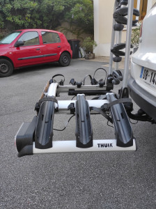 Photo de galerie - Location de porte vélos de marque Thule pouvant accueillir trois vélos Maxim. Montage et démontage facile en 2 mn chrono sur la boule d'attelage. Tarif de 40 euros la semaine, 50 euros deux semaines et 70 euros un mois.