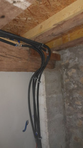 Photo de galerie - Passage des tuyauterie PER pour l'alimentation de la salle de bain 