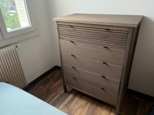 Photo de galerie - Montage d'une petite commode pour la chambre