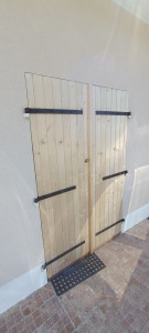 Photo de galerie - Pose d'un nouveau volet bois sur des paumelles existantes scellées au mur.
