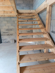 Photo de galerie - Réalisation d'un solivage + plancher avec un escalier dans une dépendance.