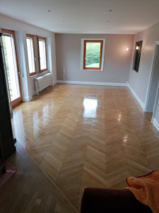 Photo de galerie - Enduisage complet plafonds et murs, pose de fibre lisse plafonds et murs dans une grande partie de la maisons, mise en peintures ainsi que ponçage et vitrification du parquet. 