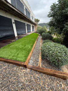 Photo de galerie - Création avec traverse paysagère et gazon synthétique 