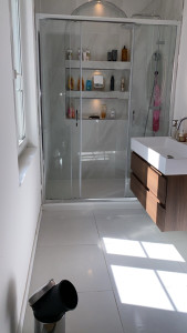 Photo de galerie - Service lors d'un événement en plein air, garantissant une présentation impeccable et un accueil chaleureux des clients. Prestation de ménage minutieux : dépoussiérage, lavage des sols et rangement optimal de l'espace.