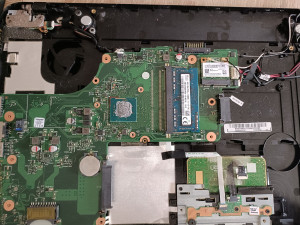 Photo de galerie - Nettoyage d'une carte mère et remplacement de la pâte thermique.