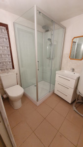 Photo de galerie - Installation d'une cabine de douche, un wc et un meuble lavabo.