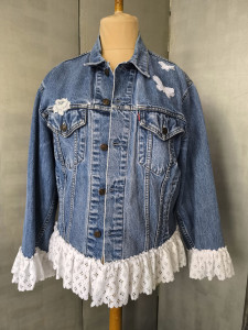 Photo de galerie - Ajout de dentelle sur bas de machine et bas de veste. plus motif sur l'épaule 