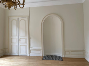 Photo de galerie - Reprise d’enduits, complément de moulures et peinture