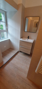 Photo de galerie - Pose de parquet pvc spécial salle de bain, pose d'un meuble vasque et miroir.