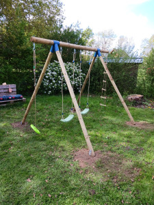 Photo de galerie - Montage d'un portique bois et balançoires