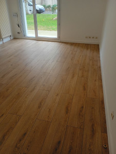 Photo de galerie - Après pose de parquet et pleinte blanche 