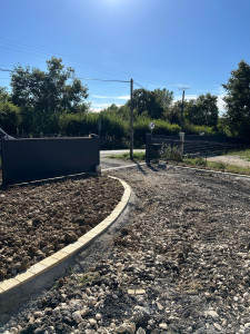 Photo de galerie - Terrassement d’une cour et réalisation de pavés sur tout le contour de la cour 