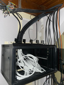 Photo de galerie - Baie informatique en cours d'installation.