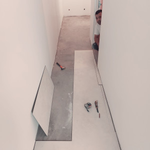 Photo de galerie - Pose de parquet avec précision et finitions soignées. Travail propre et professionnel pour un résultat de qualité