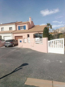 Photo de galerie - Mise peinture rose clair d'une maison et d'un muret.