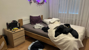 Photo de galerie - Avant : chambre encombrée et désorganisée.