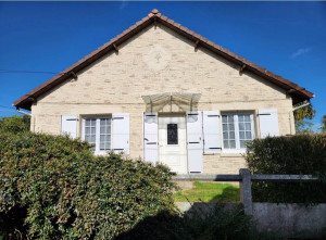 Photo de galerie - Réalisation de ravalement de façade avec enduit décoratif imitation pierre. Application d’enduit de ravalement puis découpe des joints pour effet pierre naturelle.