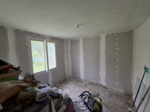Photo de galerie - Isolation des murs et placo avec bandes et enduit de finition