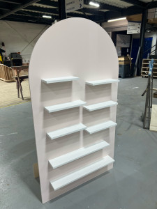 Photo de galerie - Backdrop - présentoirs pliable avec des étagères démontable pour un transport et un montage facile  