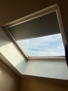 Photo de galerie - Pose d’un store occultant Velux 